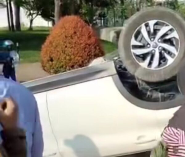 Tiga Mobil Tabrakan Beruntun Depan Embung Itera, Toyota Rush Terguling