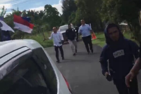 Bak Preman? Bupati Halmerah Utara Bubarkan Aksi Mahasiswa Dengan Parang