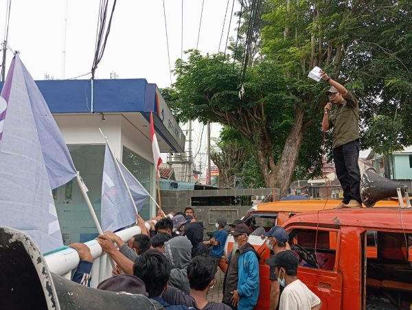 LSM Demo Kantor Bank Lampung Minta Polisi Usut Tipibank