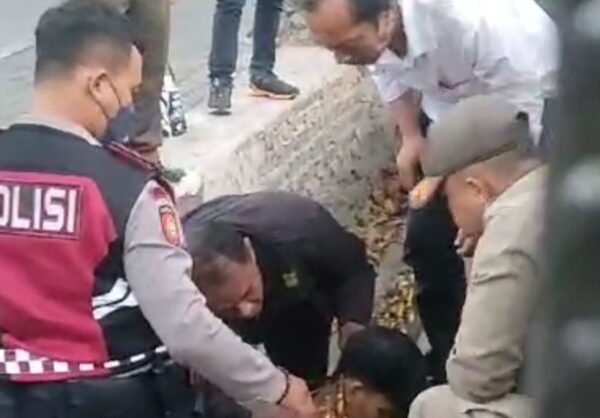 Kepeleset Saat Mau Pipis Warga Tewas Tertancap Pagar Depan Kantor Pusbengkad