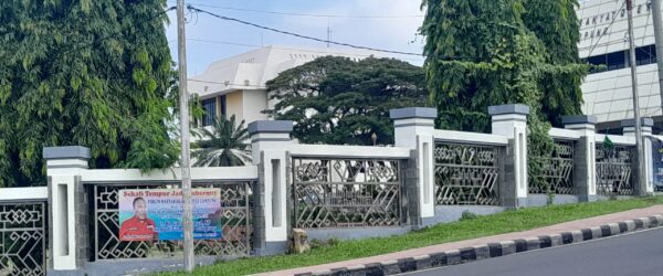 Larang Keras Sarpras di Pakai APK Kadiskominfo Segera Lipat Spanduk Umar Ahmad di Pagar Pemprov Lampung