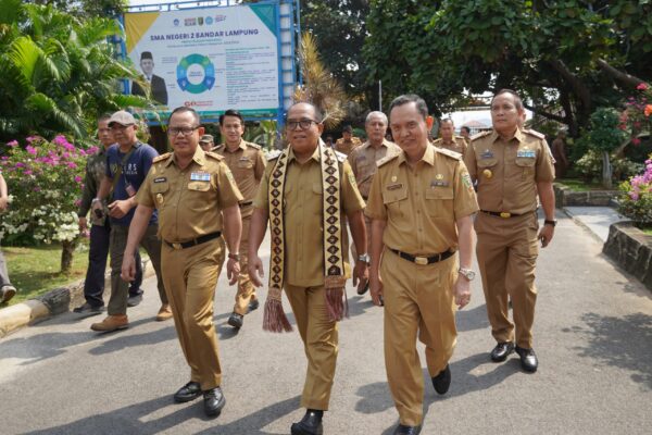 Pj Gubernur Lampung Tinjau Pelaksanaan Penerimaan Peserta Didik Baru di SMAN 2 Bandarlampung