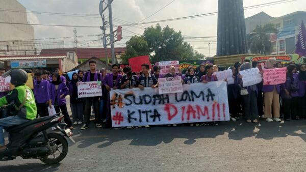 Mahasiswa Demo Kantor Bupati dan DPRD Pringsewu