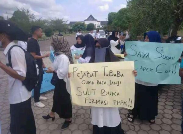 Puluhan Guru Geruduk Kantor Pemkab Tubaba