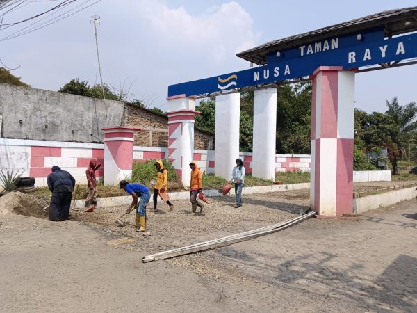 Warga Perumahan Taman Nusa Raya RT/RW 03 Drangong Taktakan Kembali Benahi Jalan