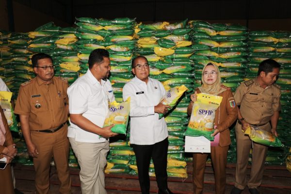 Tinjau Stok Beras di Gudang Bulog, Pj Gubernur Samsudin: Secara Berkala Harus Kita Kontrol