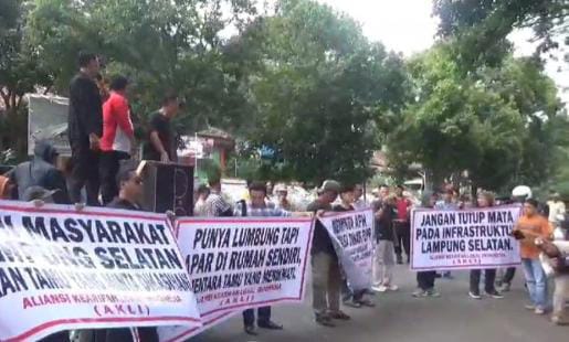 Unjuk Rasa di Kantor PUPR Lamsel, AKLI: Hasbi Kenyang, Kami Lapar