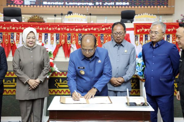 Pj Gubernur Samsudin dan Ketua DPRD Tandatangani Raperda Pertanggungjawaban Pelaksanaan APBD Lampung 2023