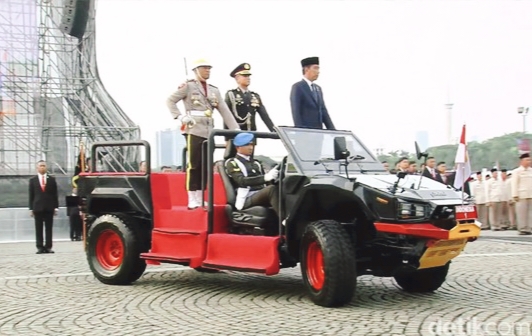 Hut Bhayangkara Presiden Jokowi Sapa Presiden Terpilih Prabowo Hormat