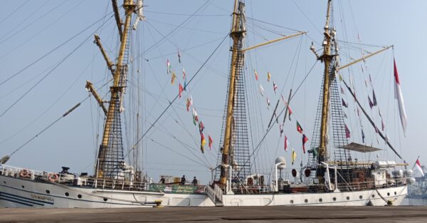 Tim Muhibah Budaya Jalur Rempah KRI Dewa Ruci Tiba di Pelabuhan Panjang