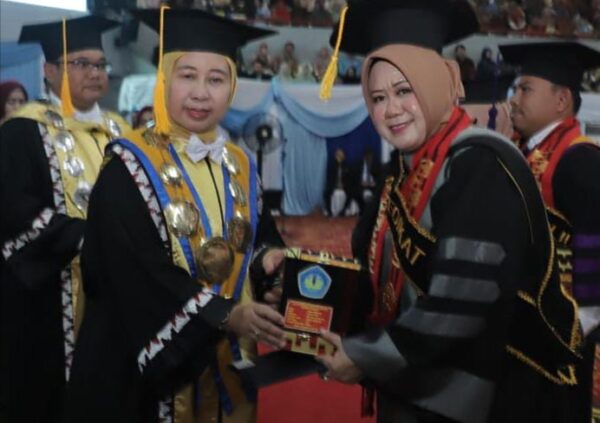 Jadi Lulusan Terbaik Fakultas FEB Unila, Novita Sari Siap Berkontribusi di Dunia Pendidikan