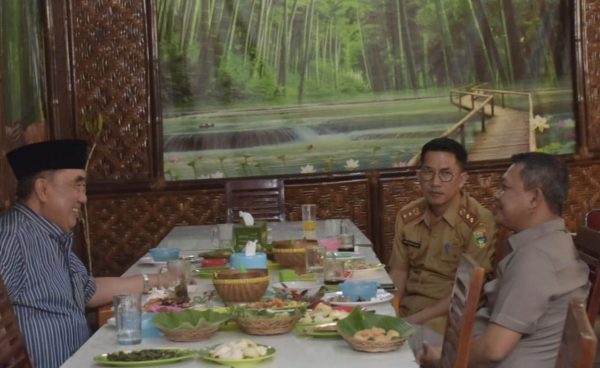 Sekwan Tanggamus Terfoto Makan Bareng Calon Kepala Daerah Dianggap Melanggar Netralitas ASN?