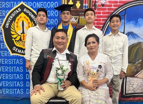 Bikin Bangga, Dahulu OB Kini Anak Wartawan Raih Sarjana Tehnik Perkapalan UNDIP Semarang