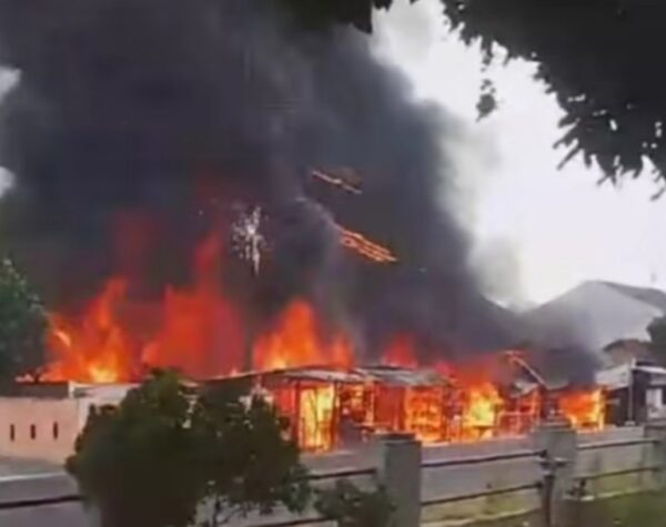 Diduga Kompor Meledak, 1 rumah dan 5 Warung di Way Kanan Ludes Terbakar