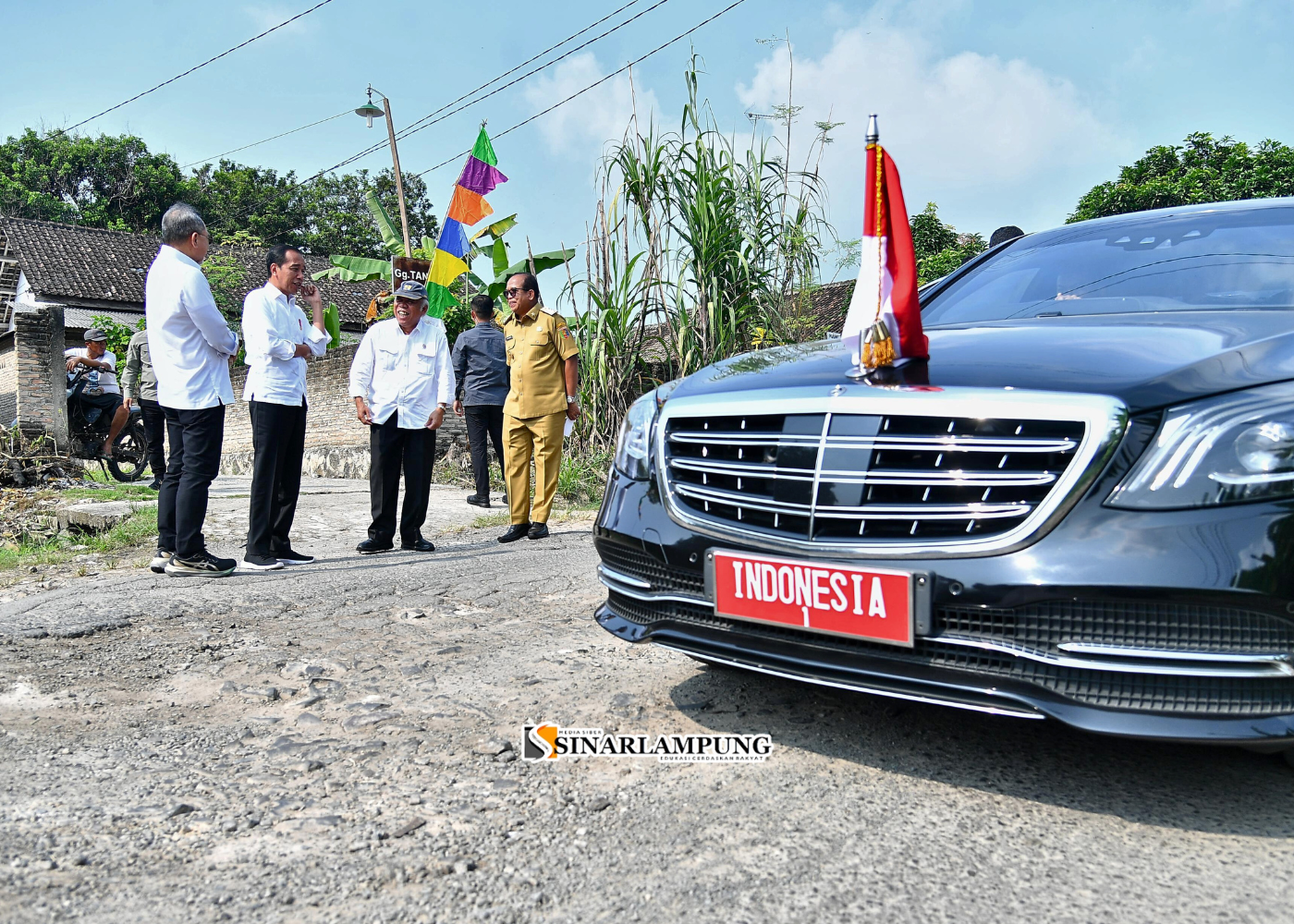 Presiden Jokowi Berhenti Mendadak Cek Jalan Rusak di Lampung Selatan