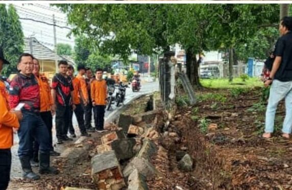 Tujuh Meter Tembok RSUD A Dadi Tjikrodipo Roboh Banjir Masih Landa Kelurahan Bakung