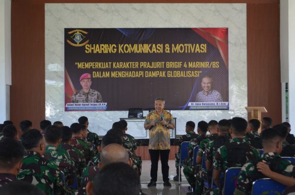 Prajurit Brigif 4 Mar/BS Menerima Motivasi dari dr. Aqua Dwipayana