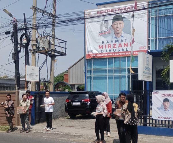 Berbagi Jumat Berkah, Mirzanial Ajak Anak Muda Melek Politik