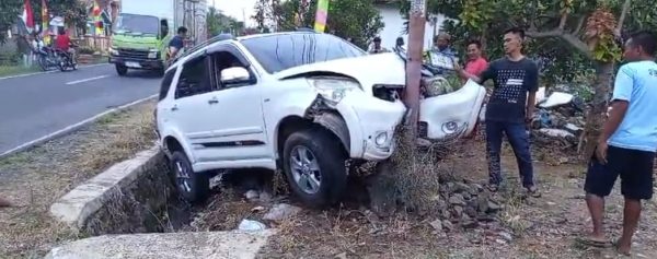 Mau ke Arah Panjang Toyota Rush Tabrak Tiang Listrik di Jalinbar Tanggamus
