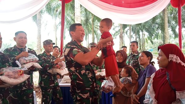 Tim Wasev TMMD Serahkan Bantuan untuk Warga Fajar Mulya