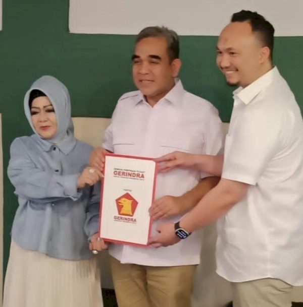 Beredar Foto Reihana Terima Surat Rekom dari Gerindra, RMD: Itu Baru Surat Tugas
