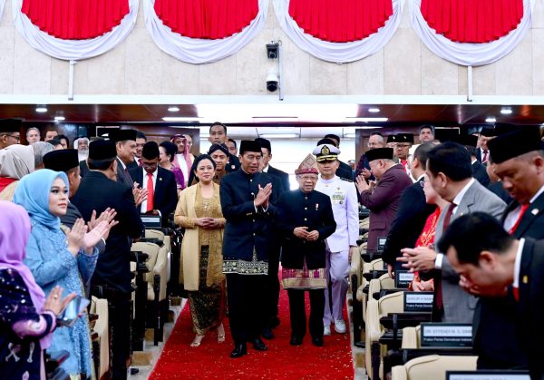 Pidato di Gedung Nusantara, Jokowi Berbusana Demang dan Kain Ujung Serong Khas Betawi