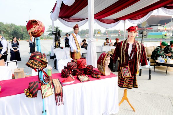 Operator Tol Bakter Apresiasi Pengrajin Kain Tapis Lampung