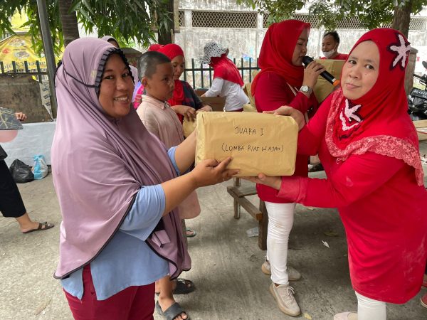 Kolektif Jajaran Pegawai dan Pedagang Pasar Kebun Semai Antusias Ikut Lomba HUT ke-79 RI