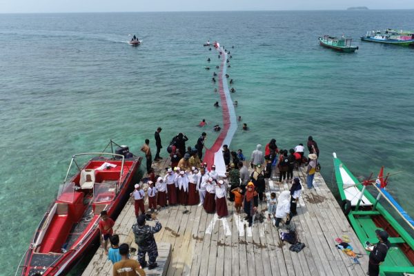 Buat Rekor, Klub Selam Anemon FMIPA Unila Bentangkan Bendera Merah Putih 79 Meter di Teluk Lampung