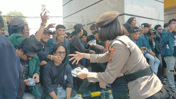 Polwan Lampung Bagikan Air Mineral ke Mahasiswa Aksi Tolak Revisi UU Pilkada