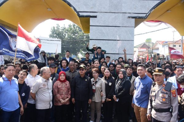 Unsur Pimpinan dan Anggota Fraksi PDI-P DPRD Lampung Temui Massa Aksi