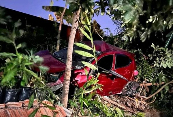 Dikemudikan Wanita, Mobil Brio Ringsek Ditabrak Kereta Api Hingga Terpental 20 Meter di Kampung Baru
