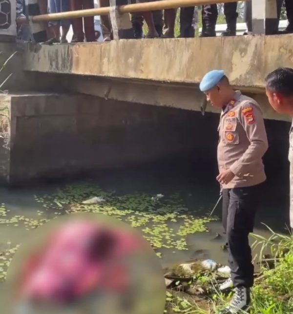 Mayat Anonim Terbungkus Sprei di Bawah Jembatan Gegerkan Warga Gedong Tataan