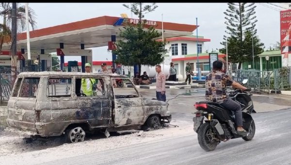 Toyota Kijang Ngecor BBM Hangus Terbakar di Depan SPBU 24.341.105 Metro Kibang