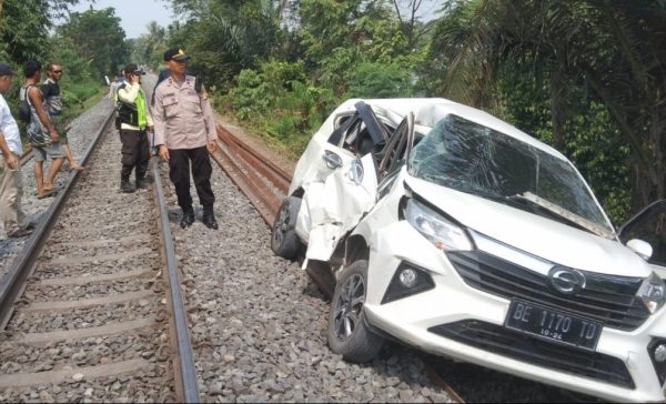 Sigra Taxsi Online Tertabrak Babaranjang di Perlintasan Hajimena, Lima Orang Cidera
