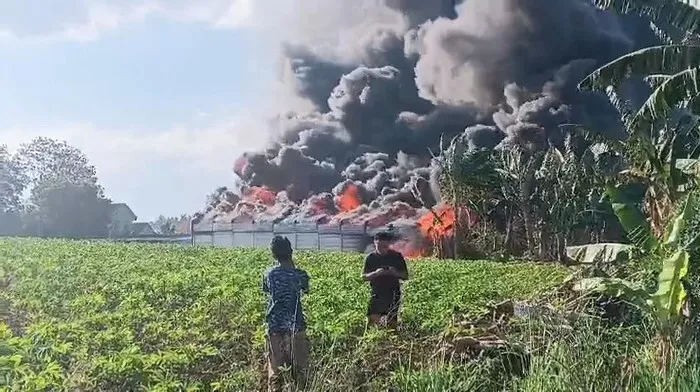 Gudang Pengoplos BBM Subsidi Ilegal Meledak dan Terbakar Hebat di Natar 7 Orang Lari Tunggang Langgang