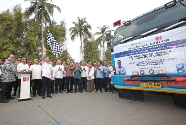 Pj Gubenur Samsudin Dampingi Mendag Pelepasan Ekspor Olahan Kelapa