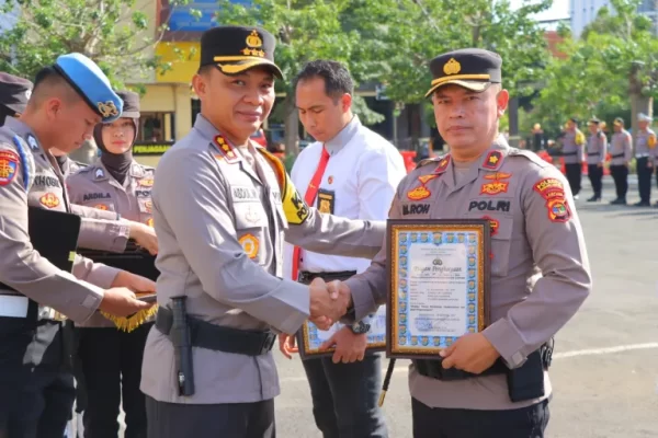 Kombes Pol Abdul Waras Reward 12 Anggota Berprestasi