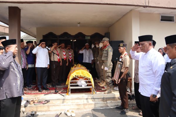Pj Gubernur Samsudin Iringi Pemakaman Alm Mursyid Arsyad: Karya dan Pengabdian Beliau Akan Terus Dikenang