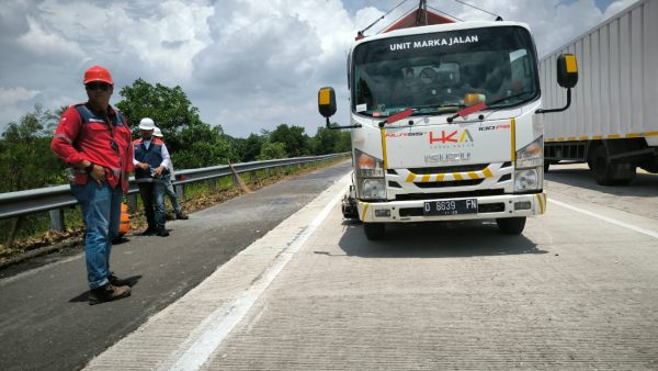 Inovasi Baru, Pengelola Tol Bakter Coba Buat Marka Jalan dari Gondorekum dan Gliserol