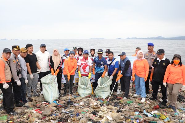 Pj Gubernur Samsudin dan Masyarakat Bersih-Bersih Pantai Payang Panjang