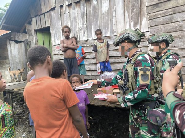 Anak-Anak Kuari Gembira Dapat Buku Gratis dari Satgas Marinir Habema