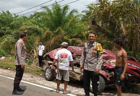 Lost Control di Turunan Jalinbar, Truk Fuso Tabrak Suzuki Carry 2 Tewas