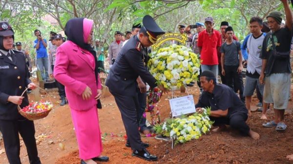 Anggota Provos Bripka Misran Berpulang, Kombes Pol Abdul Waras Pimpin Upacara Pemakaman