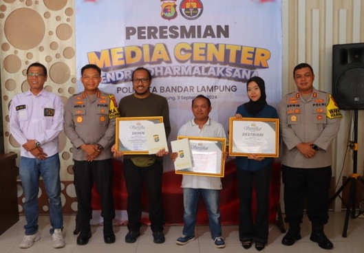 Kapolresta Serahkan Penghargaan Foto Jurnalistik Polwan Humanis