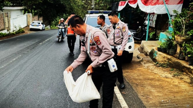 Lima Motor Tergelincir Jalan Imba Kesuma Akibat Tumpahan Solar Mobil Ngecor di SPBU Ibu Guru Masuk Kolong Mobil Lantas Polresta Gercep Turun Tangan