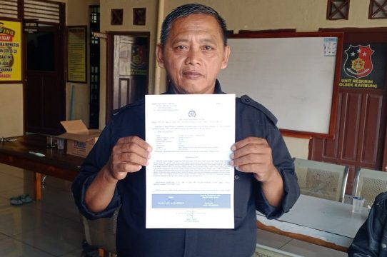 Dikonfirmasi Wartawan Penimbun BBM Way Sulan Kalungi Wartawan Dengan Celurit