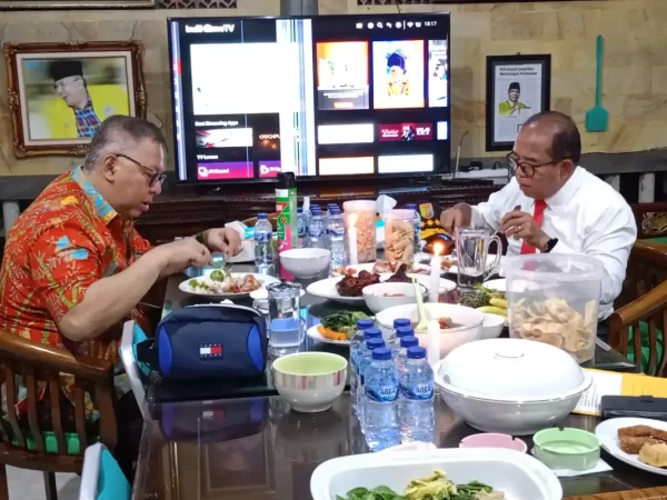 Pj Gubernur Makan Malam di Kediaman Alzier Dianis Thabrani