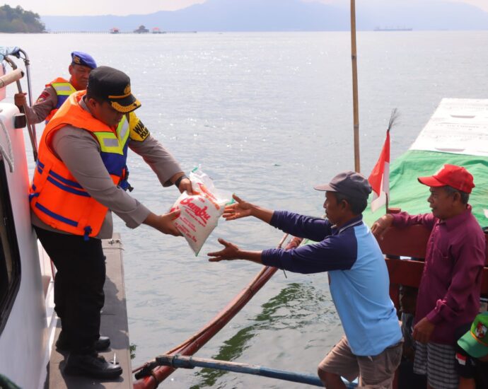 Polresta Bandar Lampung Bagikan Sembako Untuk Nelayan Perairan Teluk