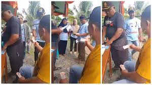 Viral Bagi-bagi Uang Rp 100 Ribu ke Warga Berbaju Paslon Musa-Ahsan di Lampung Tengah